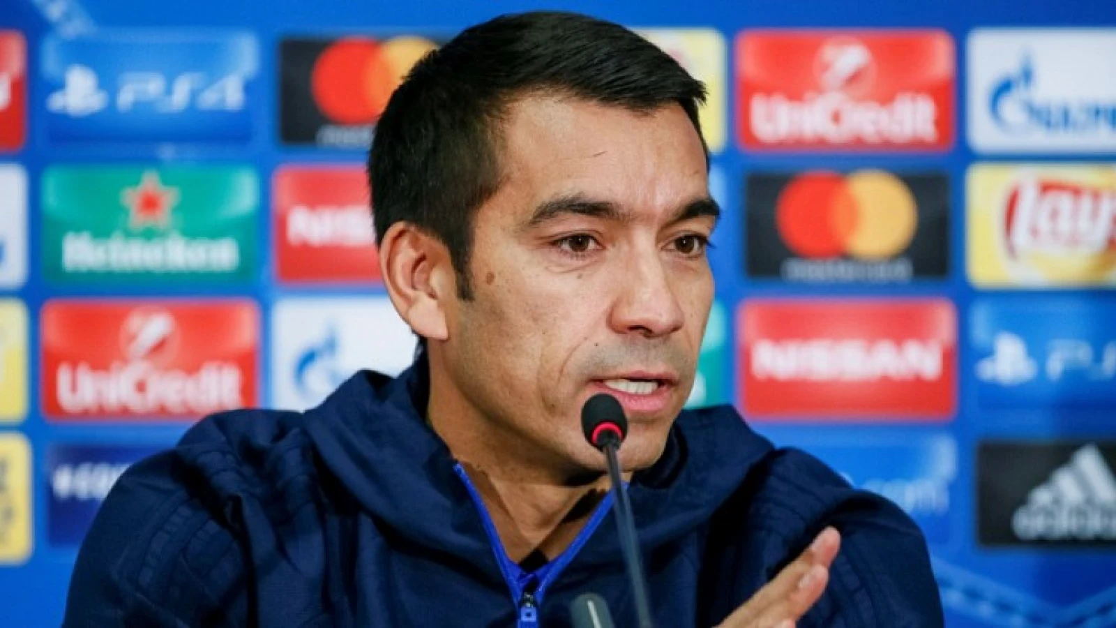 Van Bronckhorst: 'Ik ben blij dat het team goed speelt'