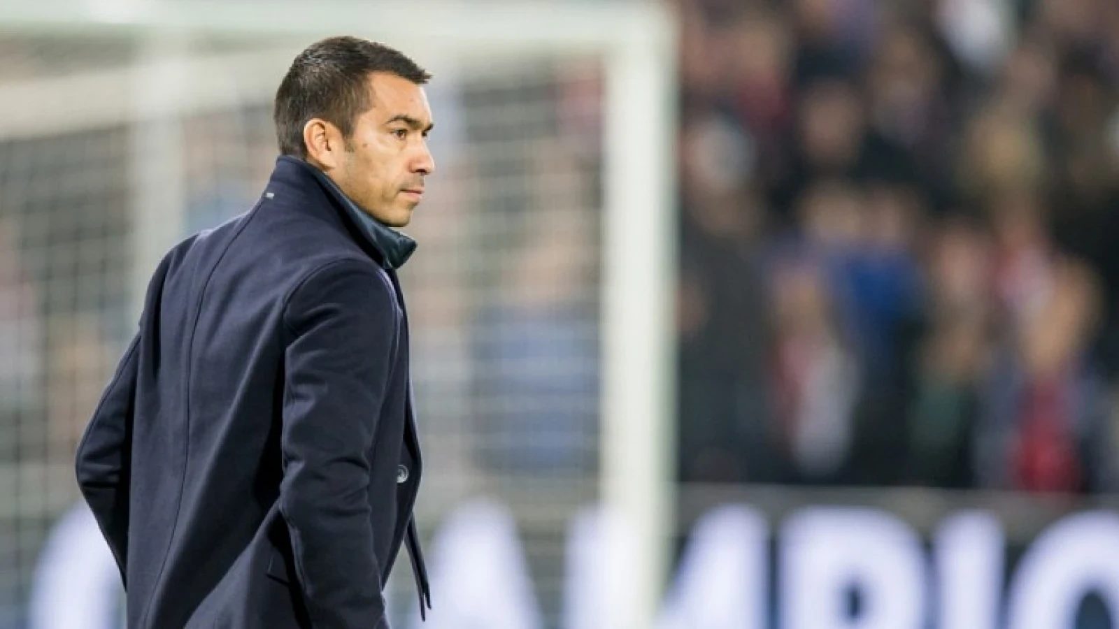 Van Bronckhorst: 'Dat is iets wat niet mag en niet hoort'