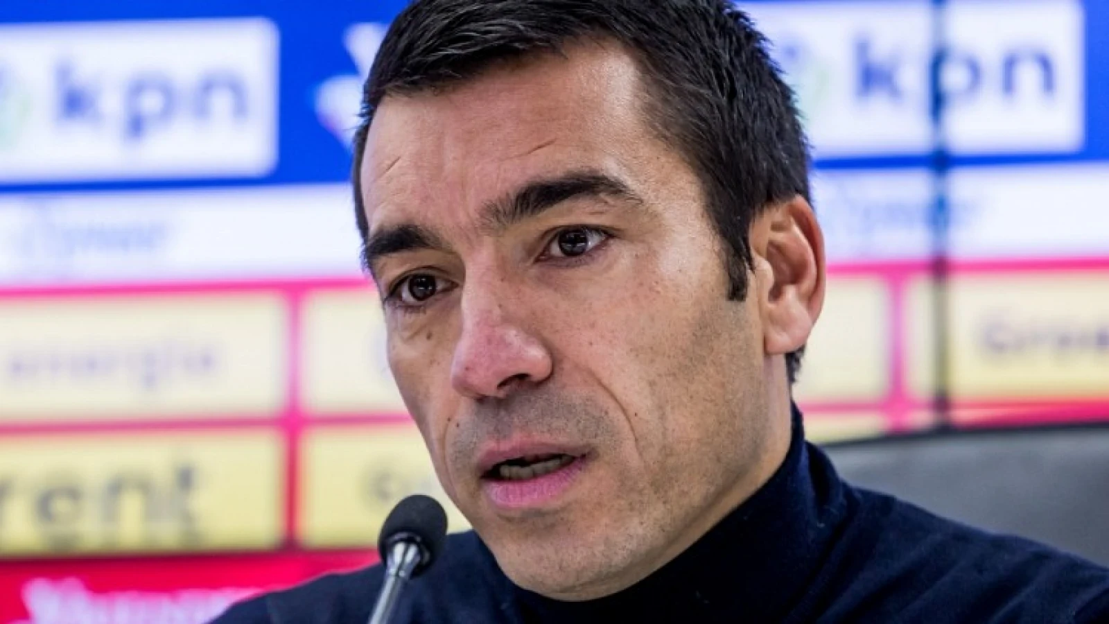 Van Bronckhorst in dubio: 'Dat is nadelig voor de club, maar ik kijk als coach'