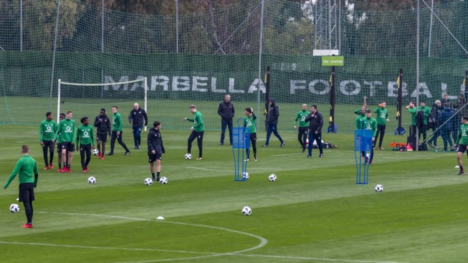 Feyenoordselectie zoekt naar ontspanning na intensieve ochtendtraining