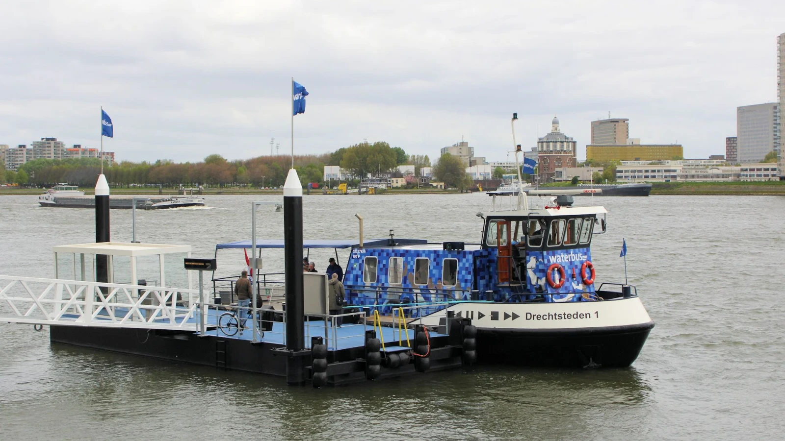 'Op wedstrijddagen met de waterbus naar de Kuip'