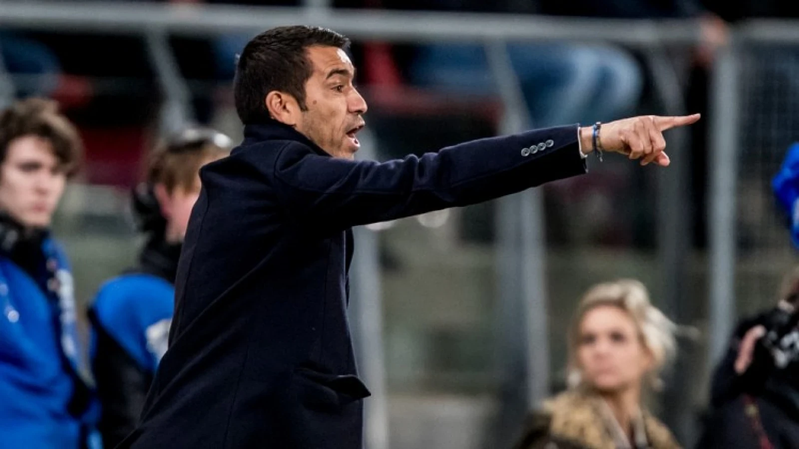 Opstelling bekend: Van Bronckhorst kiest voor Malacia