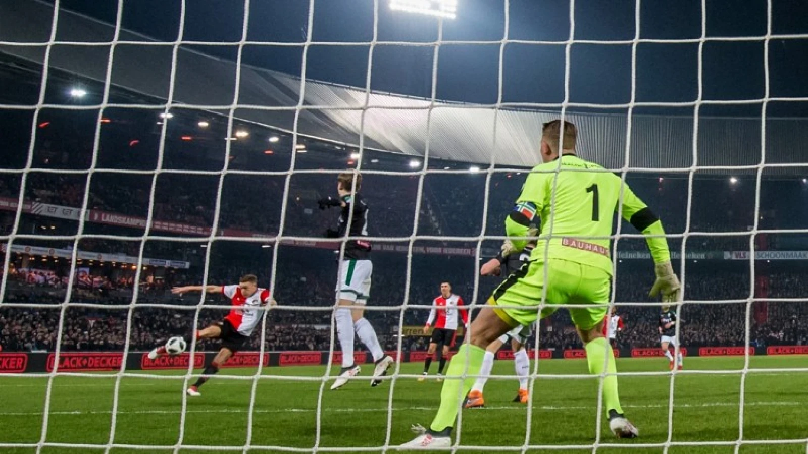 'Feyenoord wint moeizaan, Van Persie etaleert zijn klasse'
